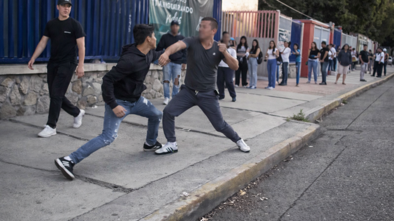 CAPTAN PELEA ENTRE ESTUDIANTE Y PADRE DE FAMILIA