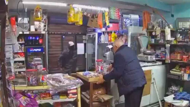 SUJETO CIERRA CORTINA Y AGREDE A ABUELITO EN TIENDA