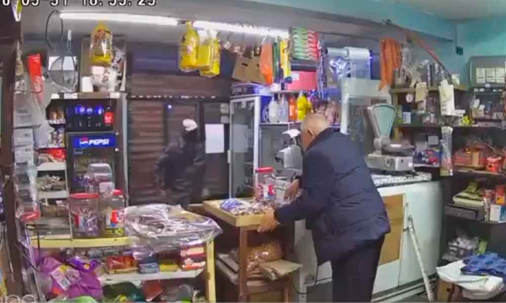 SUJETO CIERRA CORTINA Y AGREDE A ABUELITO EN TIENDA